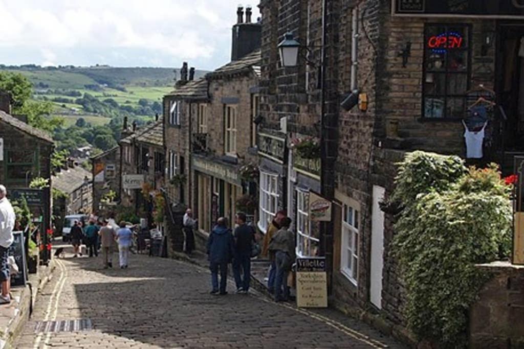 The Vestry - Chapel Retreat With Hot Tub Villa Haworth Bagian luar foto